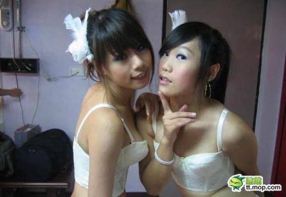演出后台束胸美女 太放纵了吧！