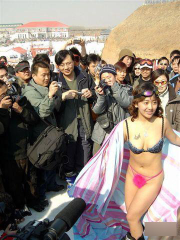 街头卖肉促销的低劣 低俗露乳促销（图）