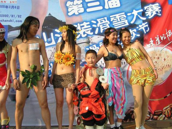 街头卖肉促销的低劣 低俗露乳促销（图）