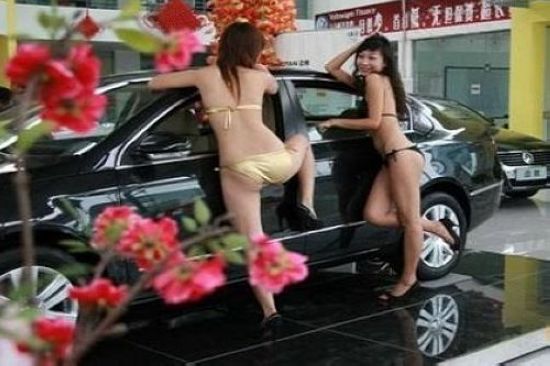 街头卖肉促销的低劣 低俗露乳促销（图）