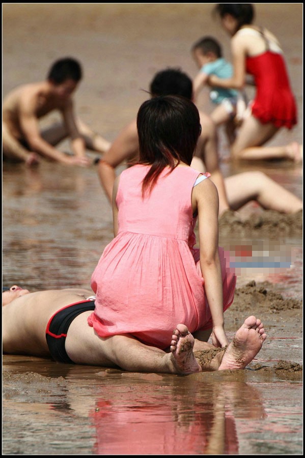 海边沙滩上那对开放的情侣不雅照（图）