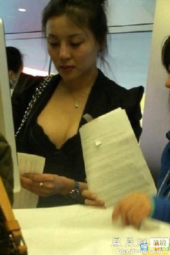色狼无处不在偷拍低胸美女（图）