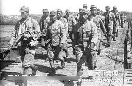 旧照实拍暴露日本士兵被俘后的丑态(组图)